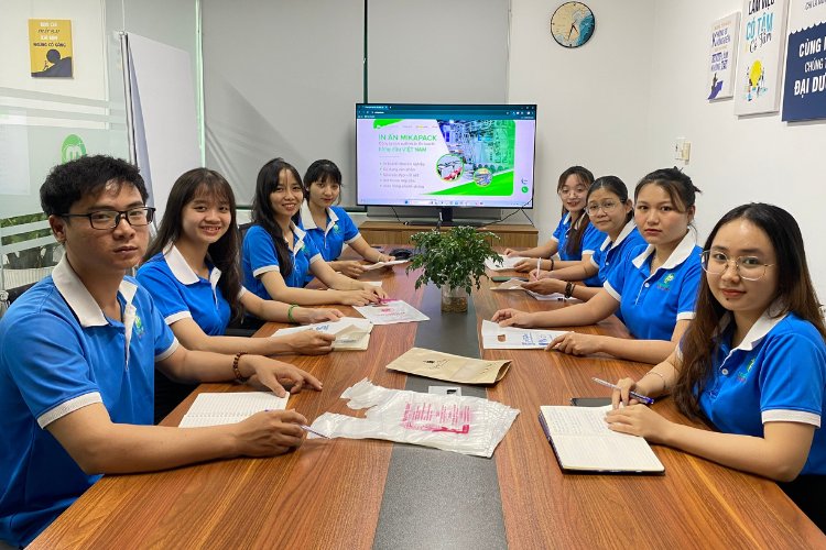 Đội ngũ nhân viên tư vấn giải pháp in ấn chuyên nghiệp, tận tình.