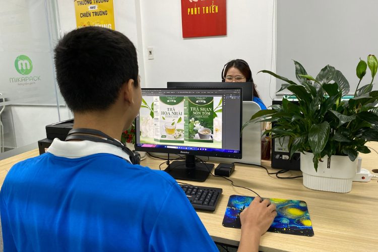 Đội ngũ nhân viên hỗ trợ thiết kế in ấn bao bì chuyên nghiệp tại Mikapack