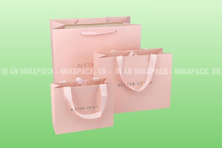 In túi giấy cho shop thời trang nổi tiếng chỉ cần logo đơn giản