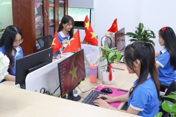 Mikapack trang trí văn phòng làm việc dịp đại lễ.