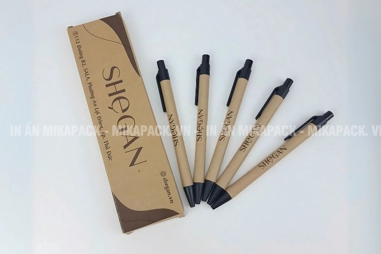 Bao bì xanh đựng đồ dùng văn phòng phẩm được làm từ giấy tái chế.
