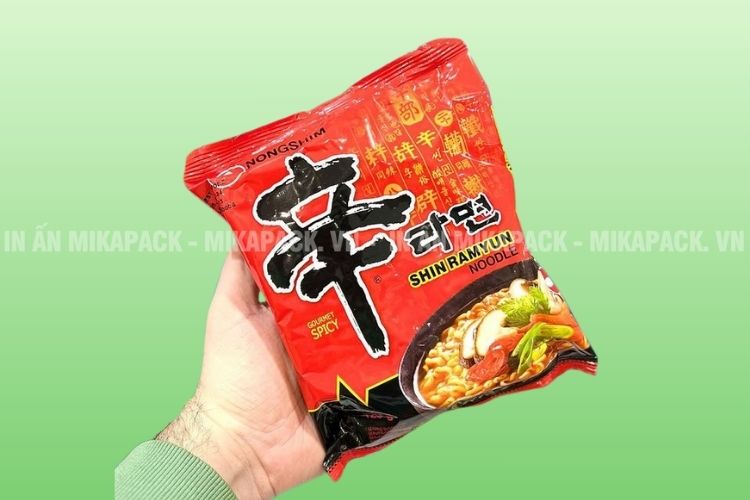 Mẫu bao bì mì gói dùng tông màu nóng làm chủ đạo