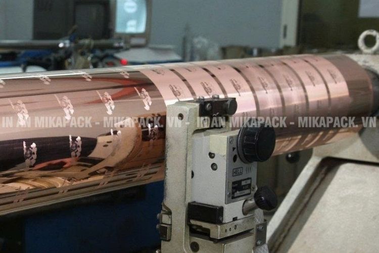 Chúng tôi in ấn băng keo 100 yard bằng công nghệ in trục ống đồng