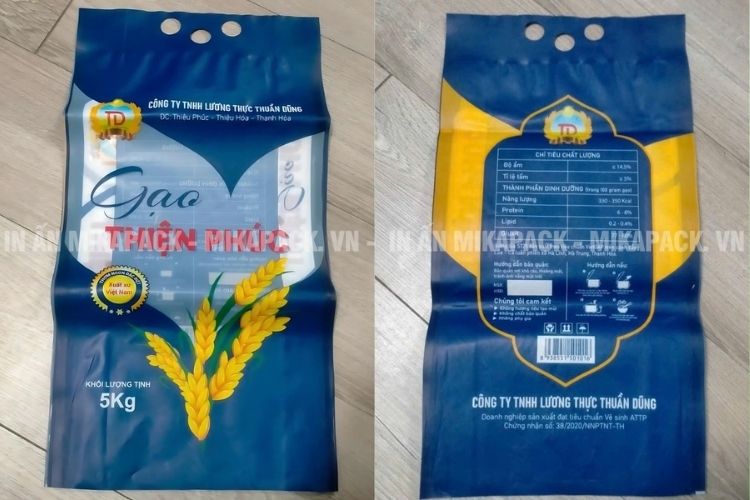 Bao bì gạo cần in ấn đầy đủ thông tin sản phẩm và thương hiệu để đạt chuẩn xuất khẩu.