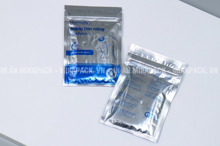 Mẫu túi zip 3 biên đựng miếng dán nóng in ấn tinh tế.