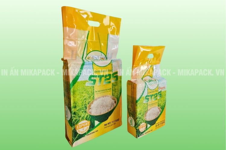 Thiết kế bao bì gạo hút chân không có đục lỗ tiện lợi cho việc xách mang đi.