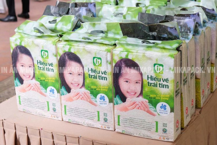 Thiết kế bao bì gạo hút chân không mộc mạc, gần gũi.