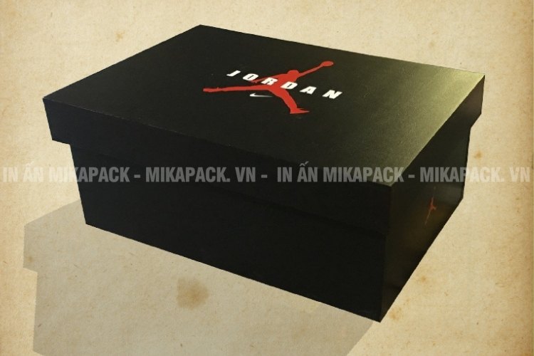 Hộp carton in logo đen - Huyền bí & cao cấp