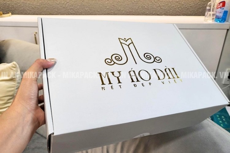 Hộp carton in logo trắng tinh khôi - Sạch sẽ & chuyên nghiệp