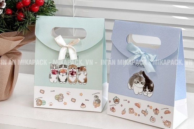 Túi Couche nắp gập, phối nơ ruy băng tạo cảm trang trọng.