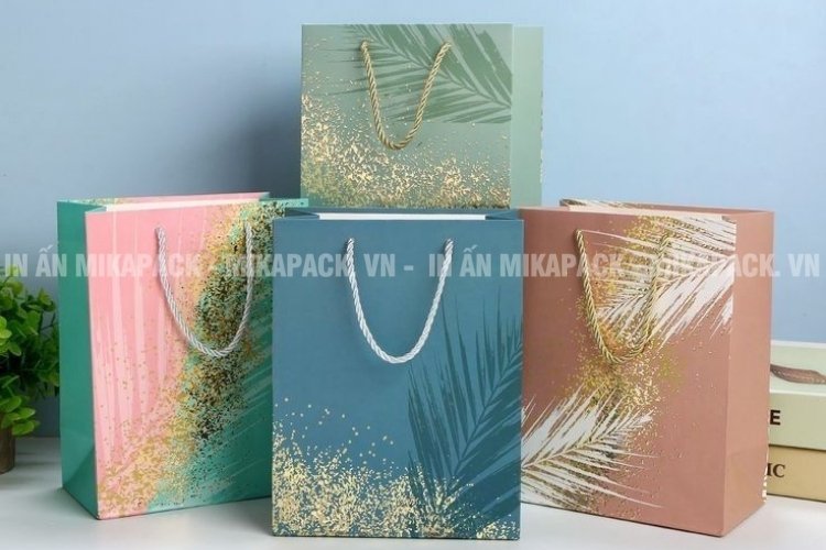 Túi đựng quà tặng giấy Couches cán nhũ kim loại sang trọng.
