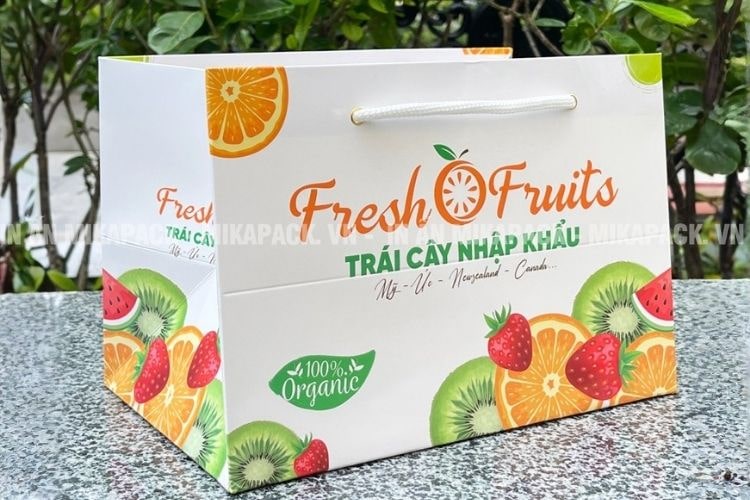 Túi giấy đựng hoa quả màu trắng in hình ảnh trái cây tươi ngon rực rỡ.