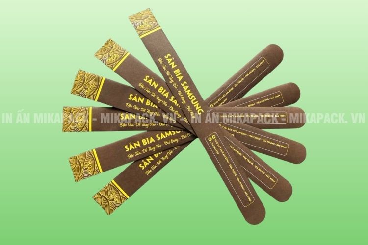 Mẫu bao đũa in màu nâu kết hợp chữ vàng tạo cảm giác mộc mạc, gần gũi 