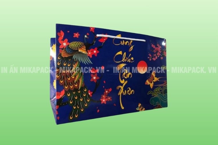 Mẫu túi giấy đựng quà Tết in họa tiết chim công sang trọng