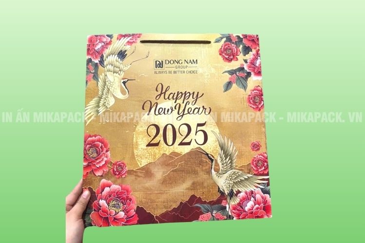 Mẫu túi giấy đựng quà Tết in họa tiết hồng hạc mang lại vẻ đẹp truyền thống