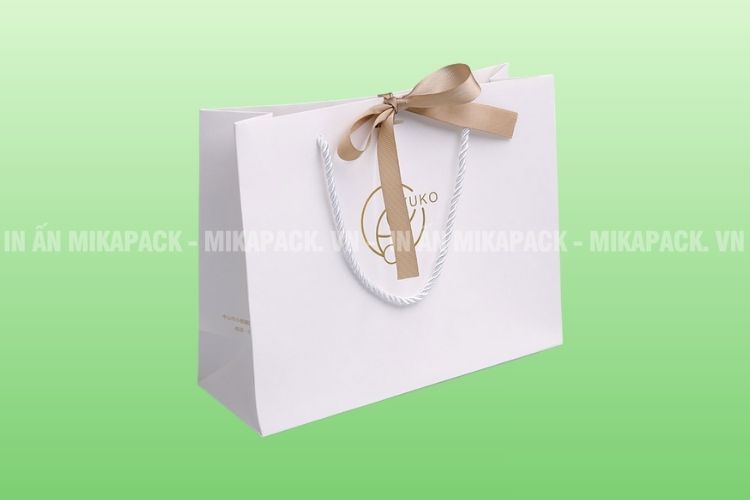 Mẫu túi giấy đựng quần áo in tối giản, màu sắc trung tính