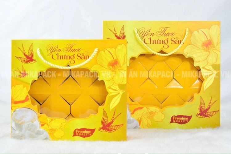 Túi giấy đựng yến chưng sẵn, có cửa sổ trưng bày bắt mắt.