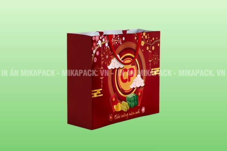 Túi giấy đựng quà Tết màu đỏ rực, in họa tiết hoa mai bắt mắt