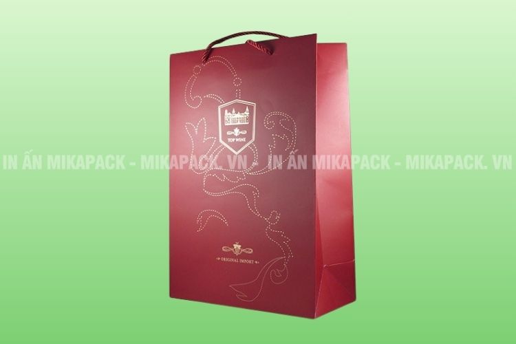 Túi giấy đựng rượu màu đỏ đô sang trọng, phù hợp đựng 2 chai rượu