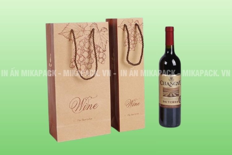 Túi giấy đựng rượu sử dụng giấy Kraft nâu, in logo đơn giản