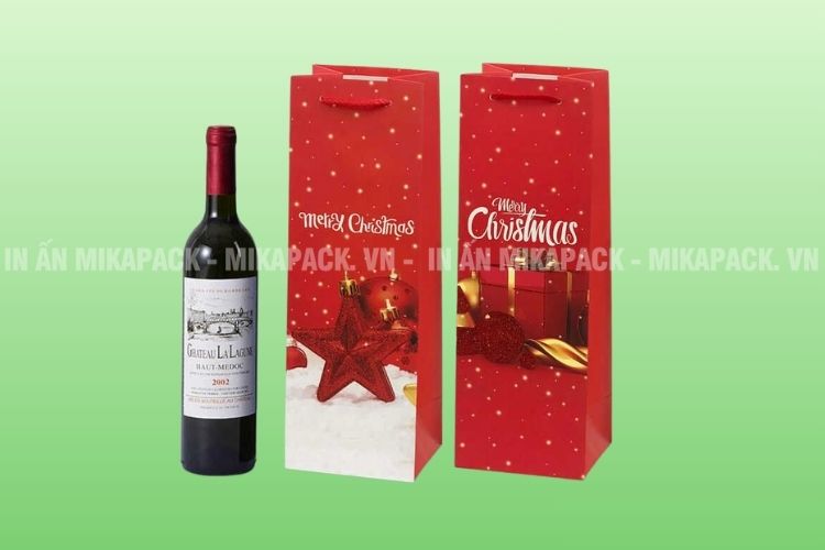 Túi giấy đựng rượu sử dụng tông màu đỏ thắm cho dịp Noel
