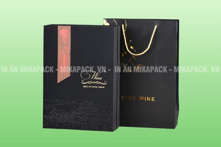 Túi giấy đựng rượu vang màu đen, ép kim vàng logo tạo cảm giác cao cấp