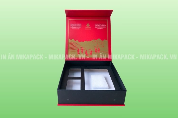 Hộp đựng quà Tết in màu đỏ rực rỡ, may mắn