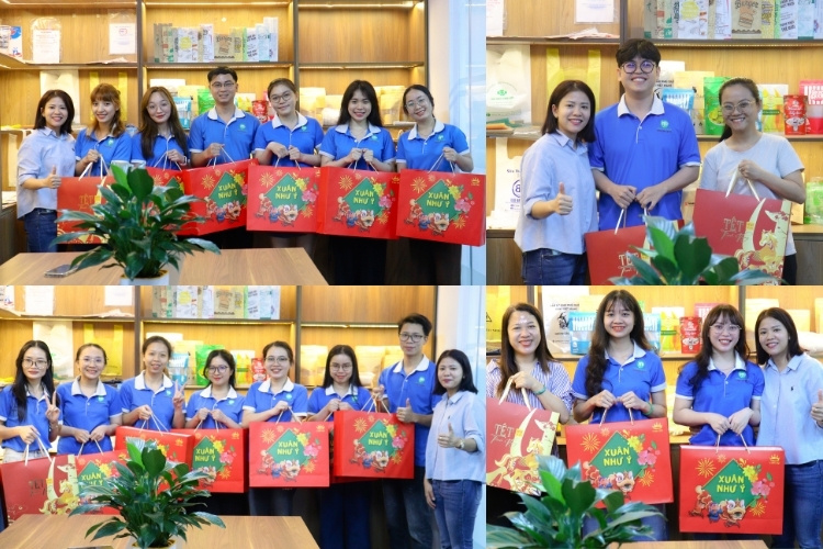 Ban lãnh đạo trao gửi những món quà ý nghĩa cho nhân viên