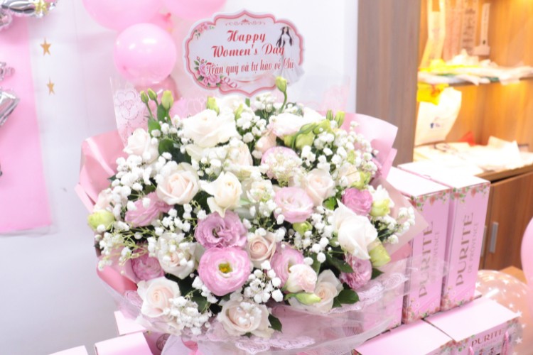 Bó hoa tươi thắm, rực rỡ sắc màu được trao tận tay các nữ nhân viên